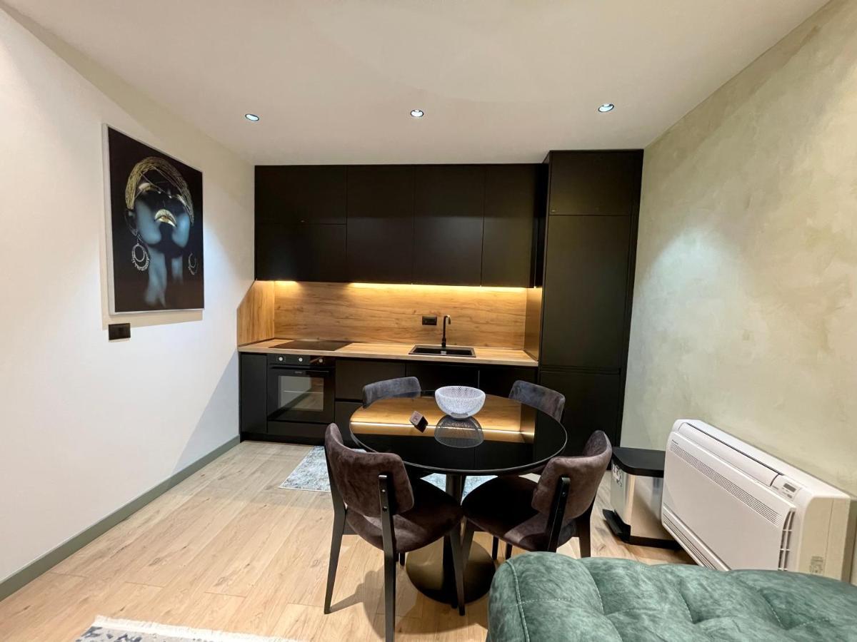 Queens Luxury Apartments Тирана Екстер'єр фото