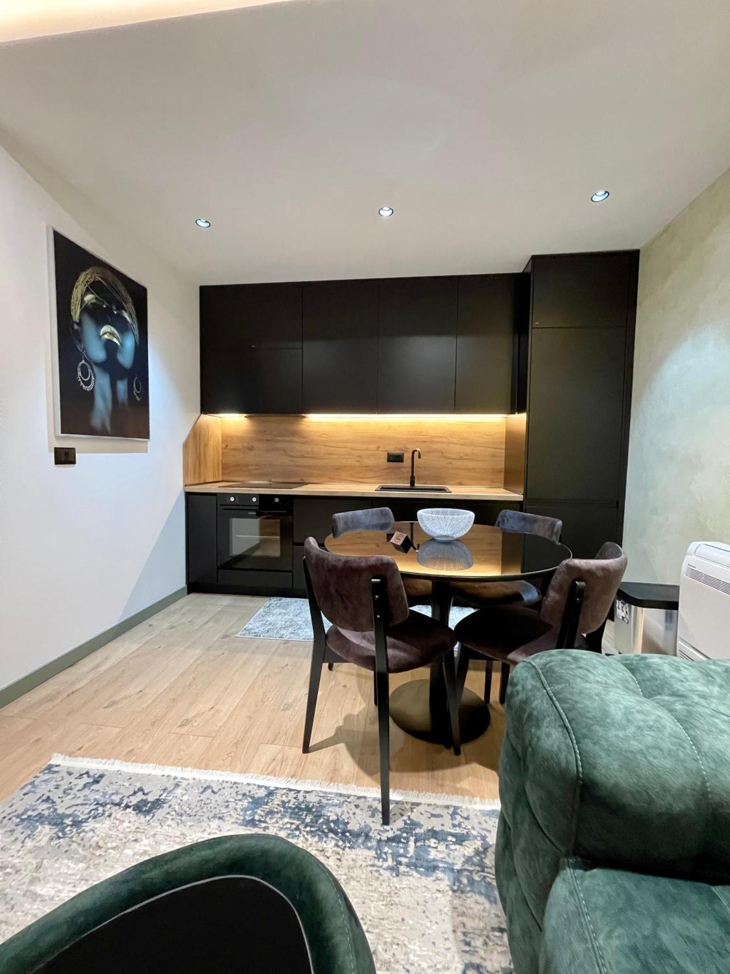 Queens Luxury Apartments Тирана Екстер'єр фото